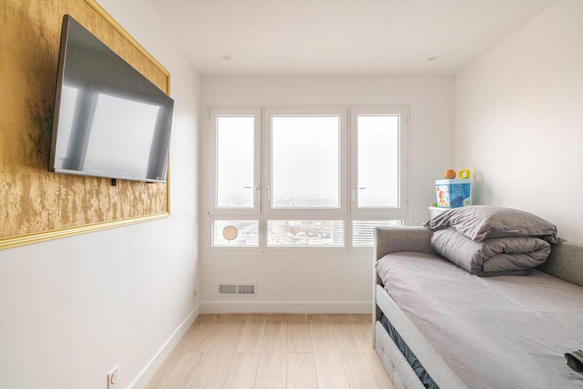 With Amazing View Of Parking Appartement *
