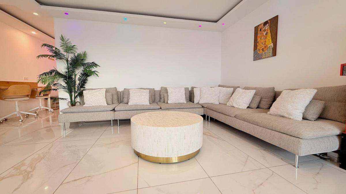 Appartement With Amazing View Of Parking Parijs