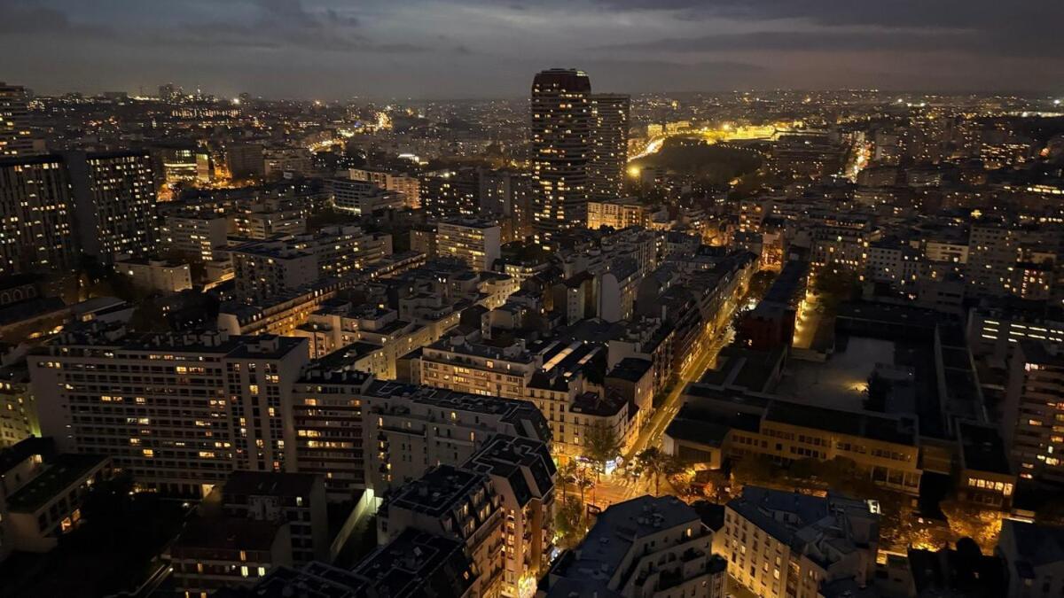 With Amazing View Of Parking * Parijs