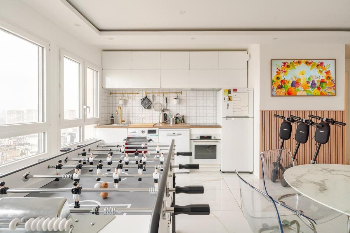 With Amazing View Of Parking Appartement