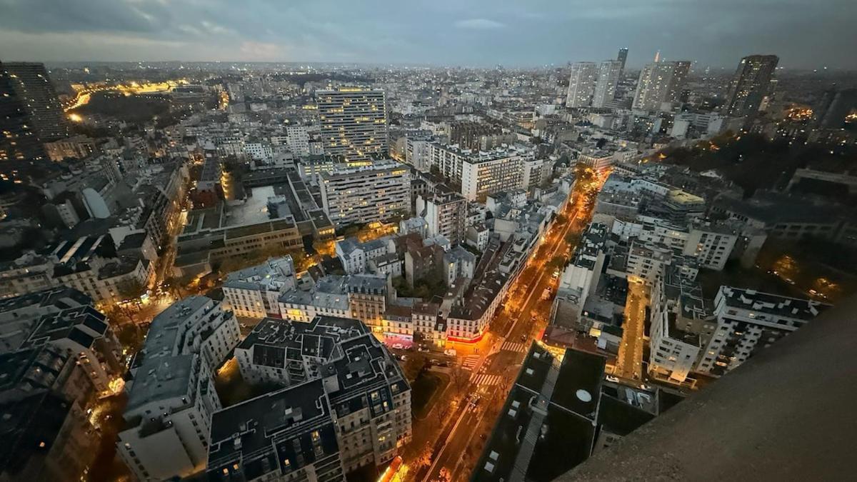 With Amazing View Of Parking Appartement